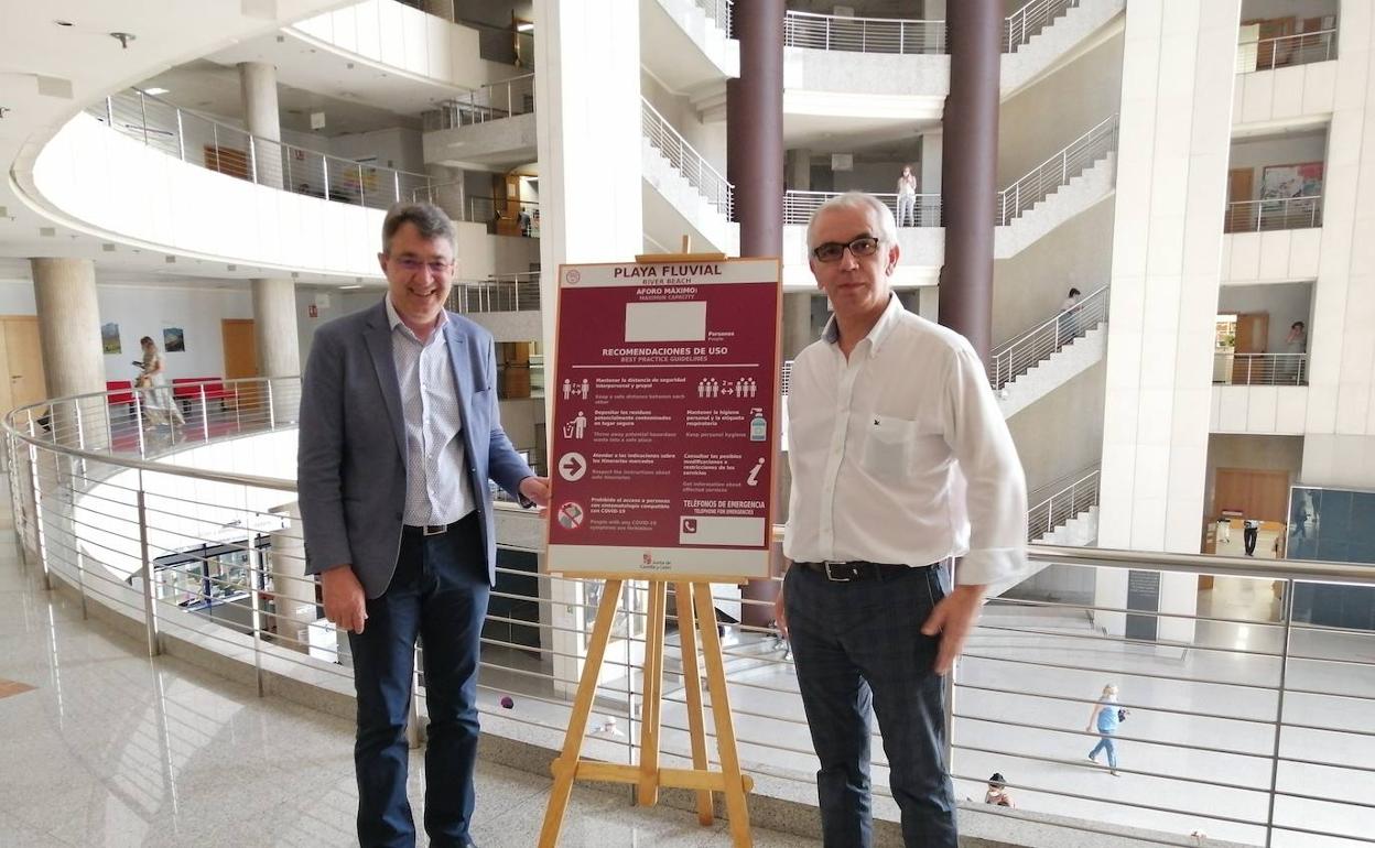 El delegado de la Junta en León, Juan Martínez Majo, presenta los carteles de las playas fluviales.