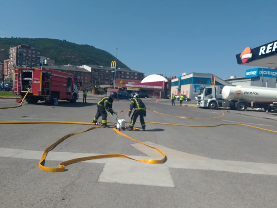 Fotos: Simulacro de los Bomberos de Ponferrada en una gasolinera