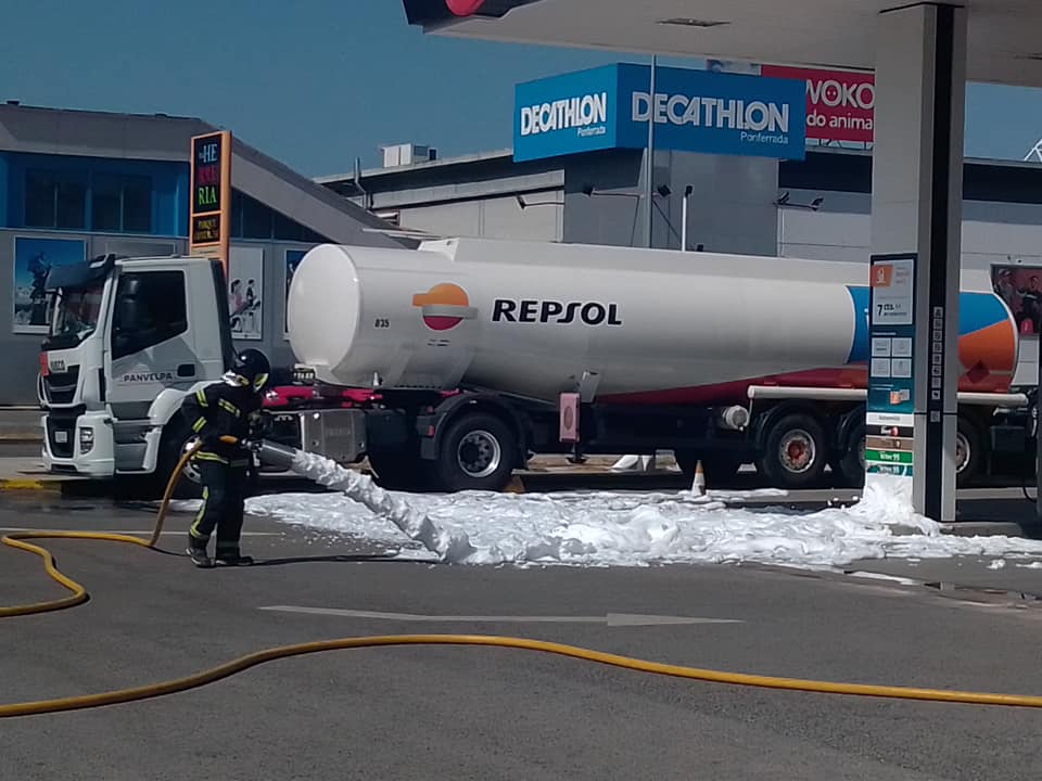 Fotos: Simulacro de los Bomberos de Ponferrada en una gasolinera