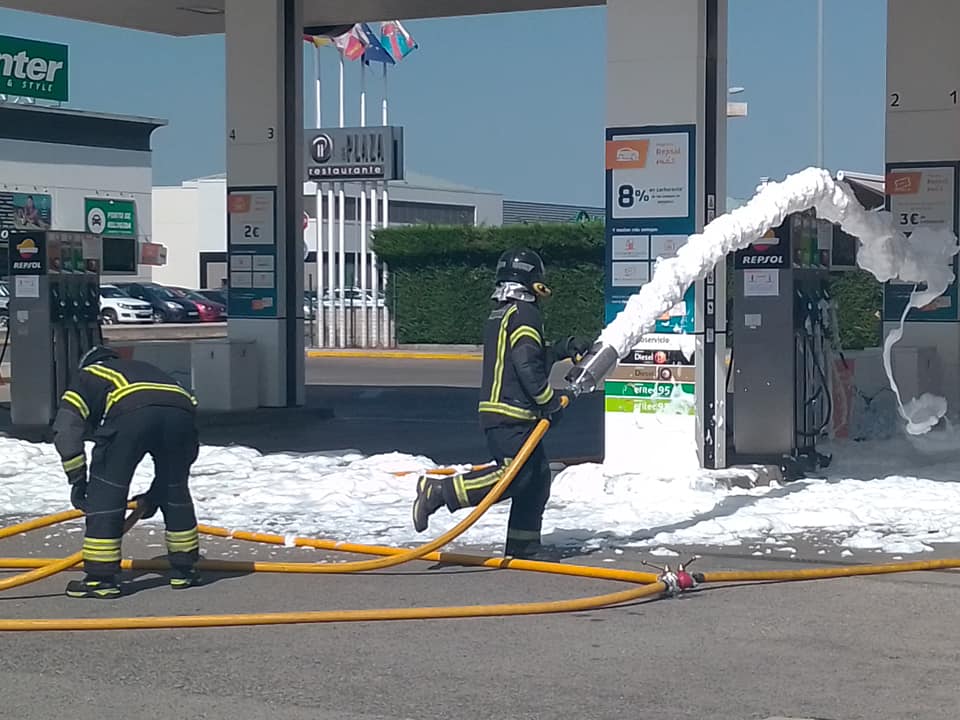 Fotos: Simulacro de los Bomberos de Ponferrada en una gasolinera