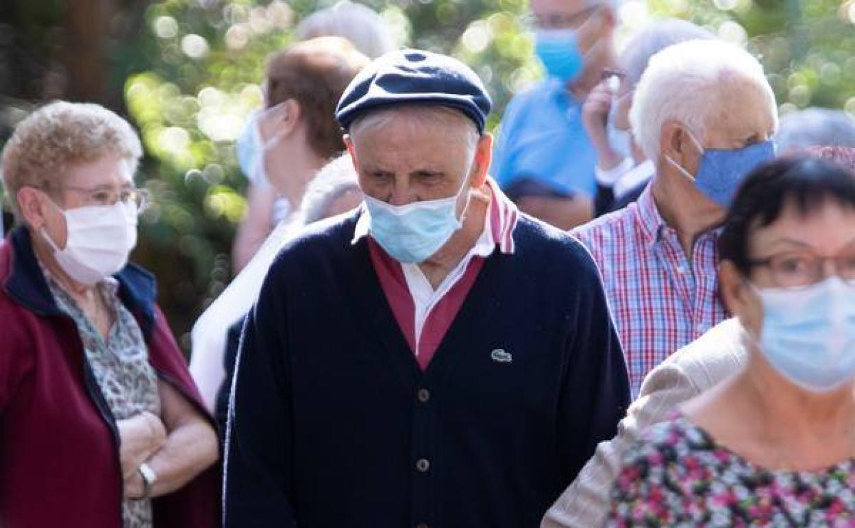 Vecinos de Oencia a la espera de las pruebas PCR.