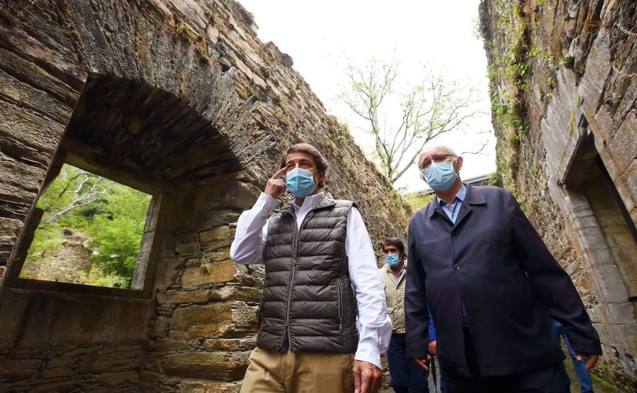 El presidente de la Junta, durante su visita a Montes de Valdueza.