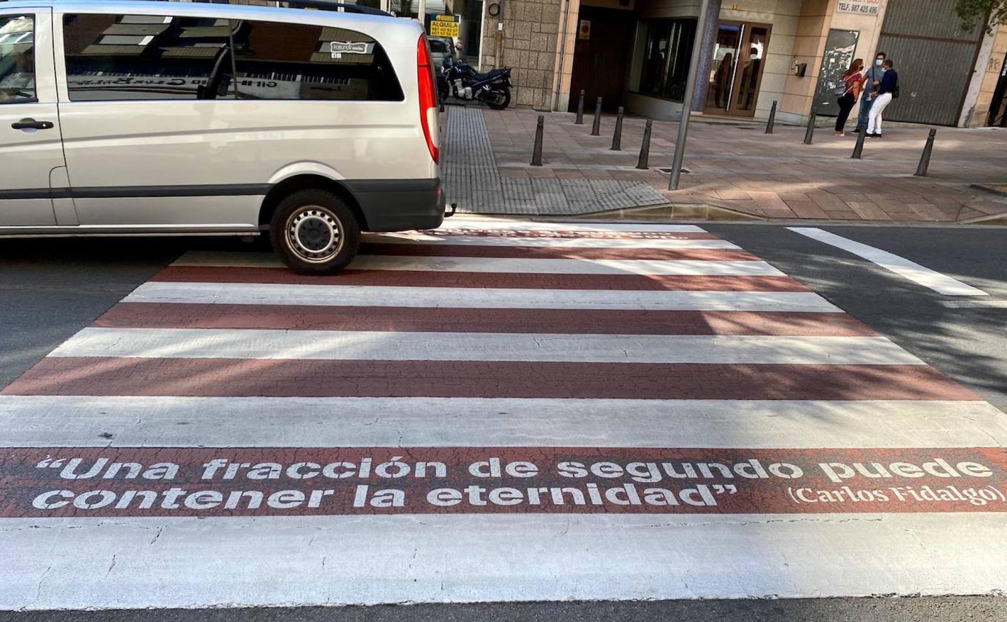 Uno de los mensajes poéticos pintado en un paso de cebra en Ponferrada. 