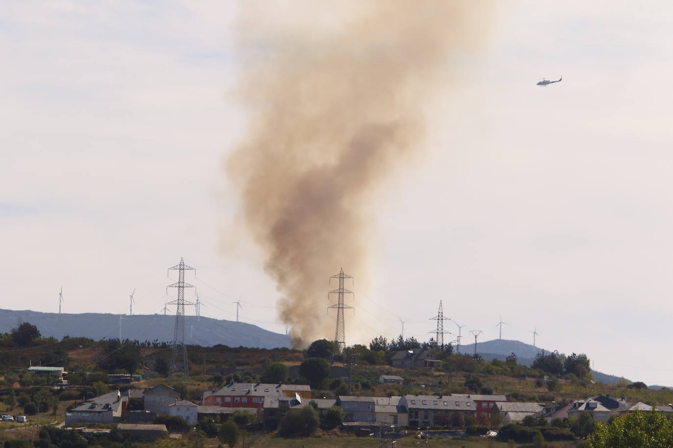 Fotos: Incendio forestal en las inmediaciones del cementerio de Ponferrada