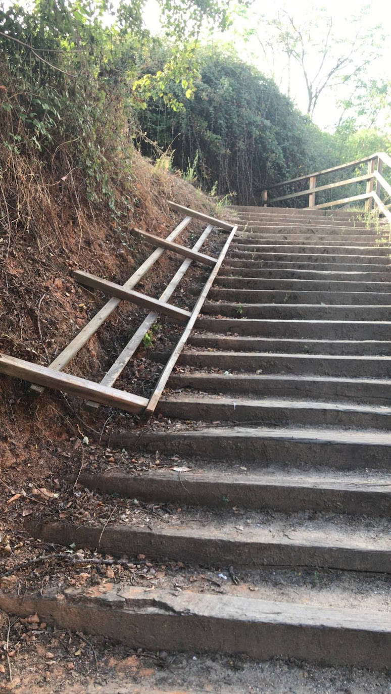 Fotos: El PP de Ponferrada denuncia el mal estado de la escalera que une el Plantío y el barrio de los Judíos