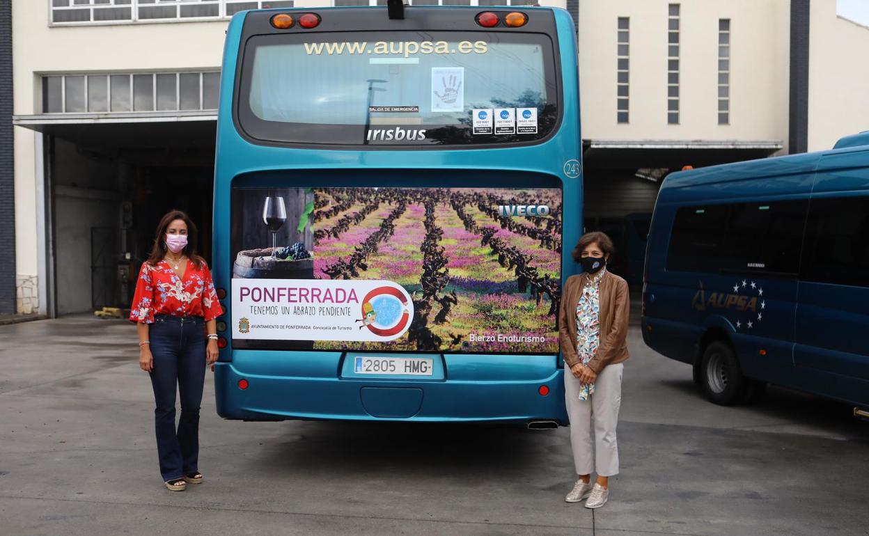 La concejala de Cultura. Concepción de Vega, junto a la representante de Aupsa, en la presentación de la campaña.