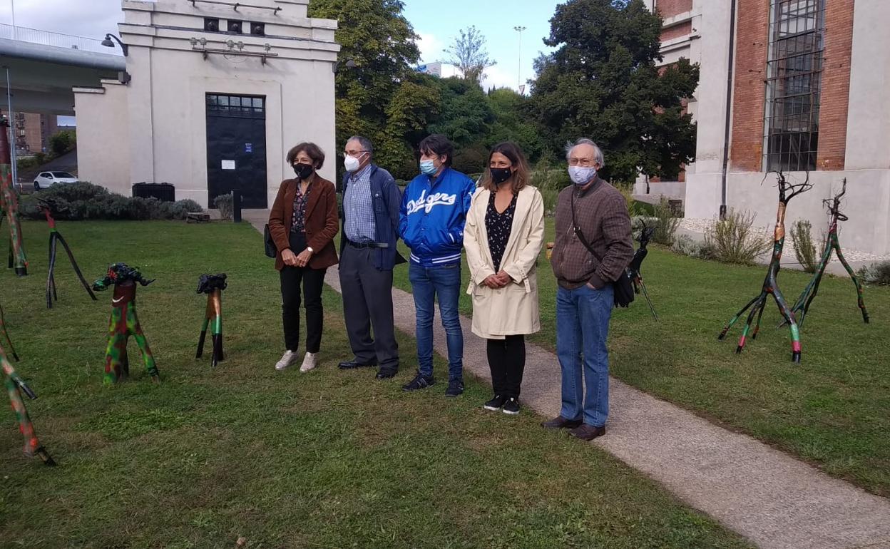 La concejala de Cultura (I), la directora del Museo de la Energía y los artistas participantes, en la inauguración de la muestra.