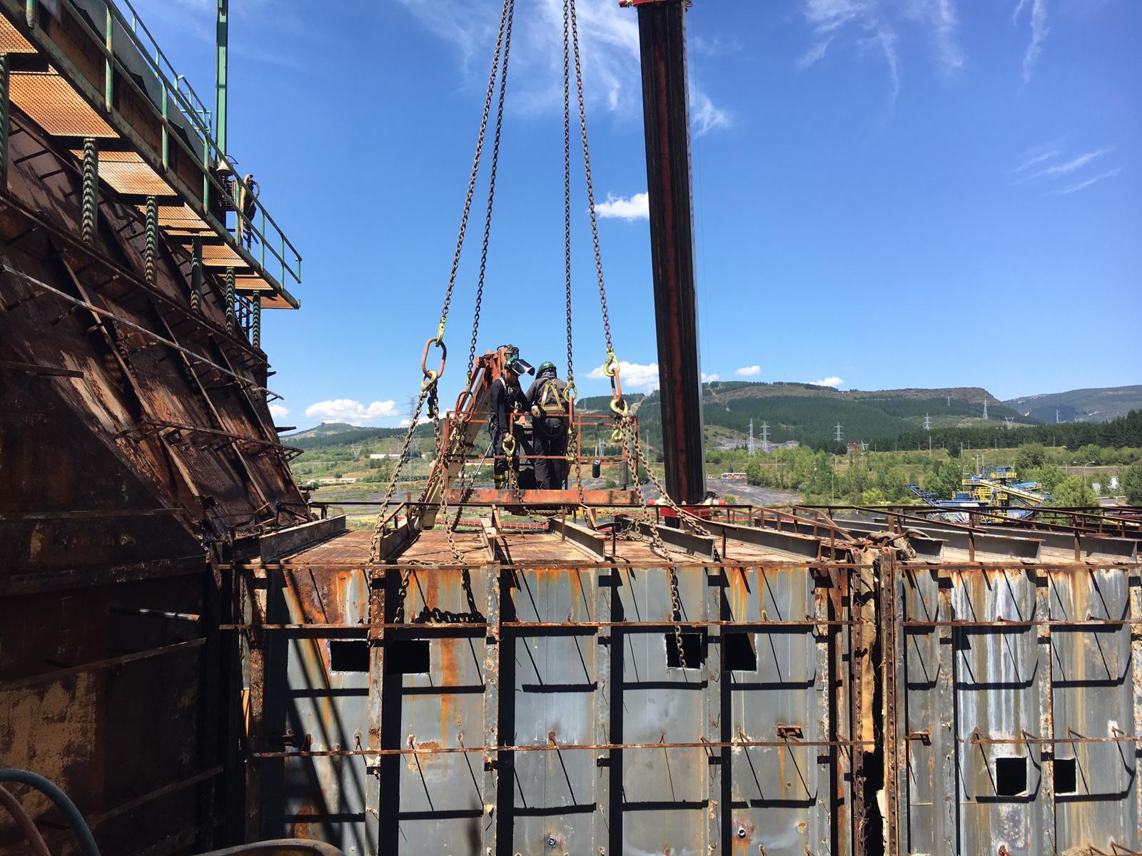 Fotos: Desmantelamiento de los grupos 1 y 2 de la central de Compostilla en Cubillos del Sil