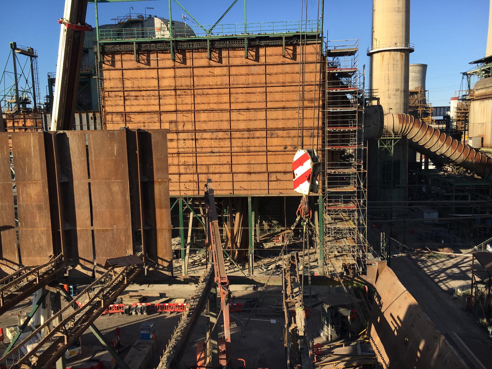 Fotos: Desmantelamiento de los grupos 1 y 2 de la central térmica de Compostilla II en Cubillos del Sil