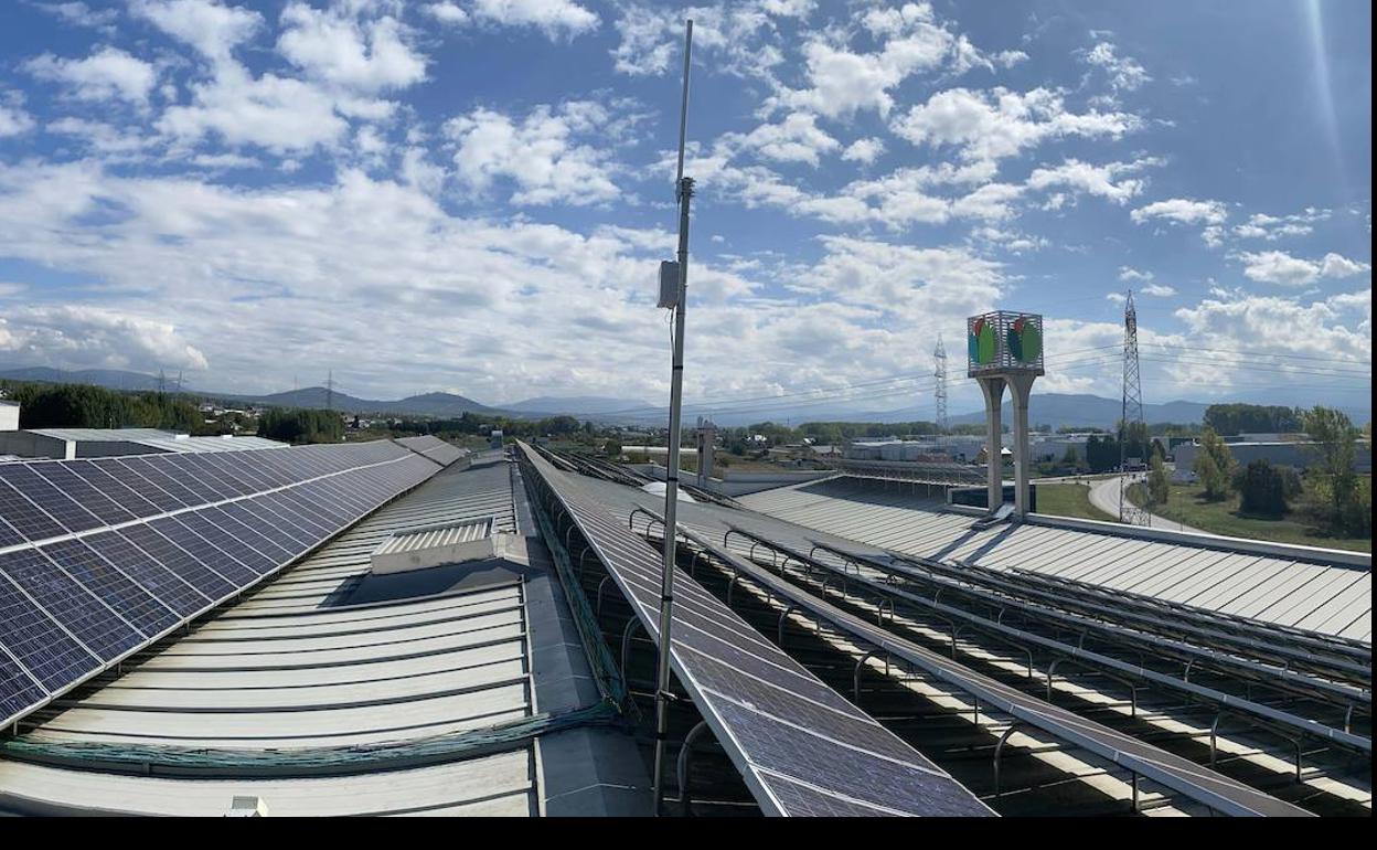 Antena de cobertura LORA para IOT instalada en la fábrida de Pharmadus Botanicals en Camponaraya.