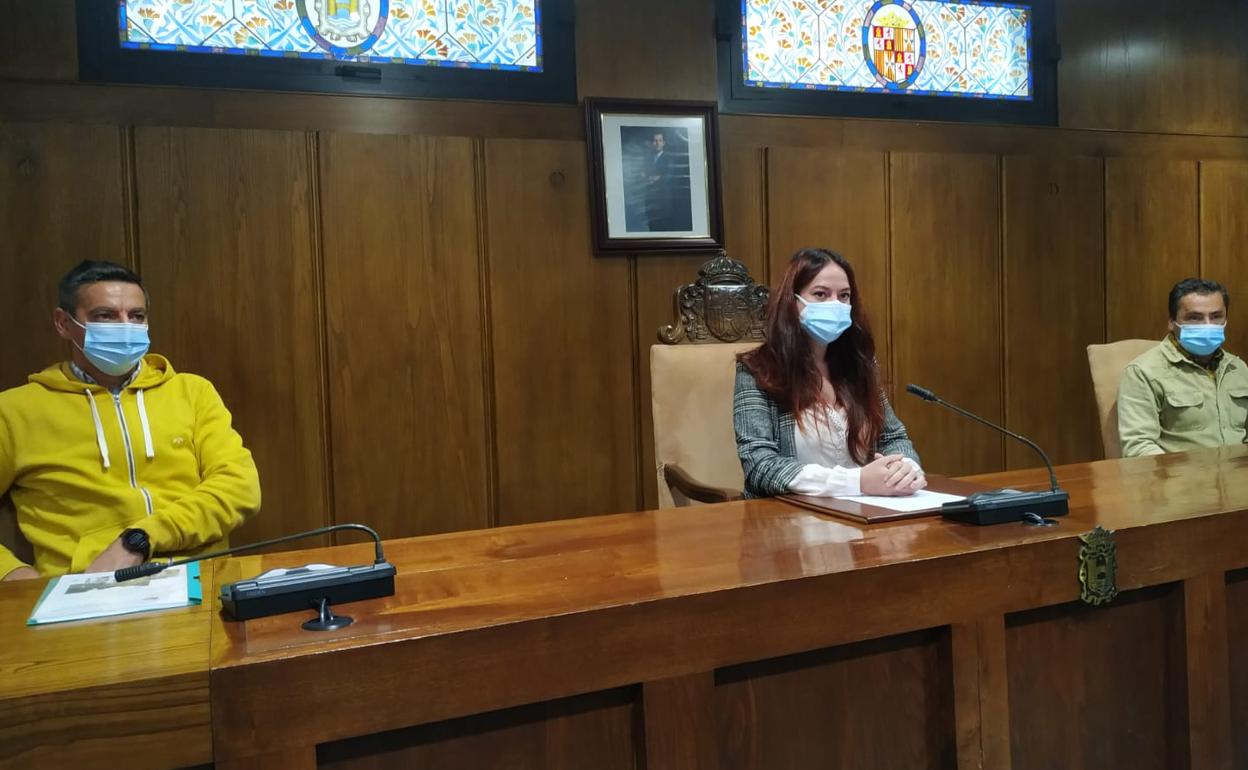 La edil de Bienestar Social, Lorena González, (D) en la presentación de la Marcha Solidaria de Ponferrada.