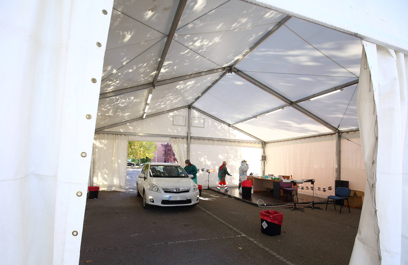 Fotos: Carpa en el Hospital del Bierzo para realizar pruenas PCR