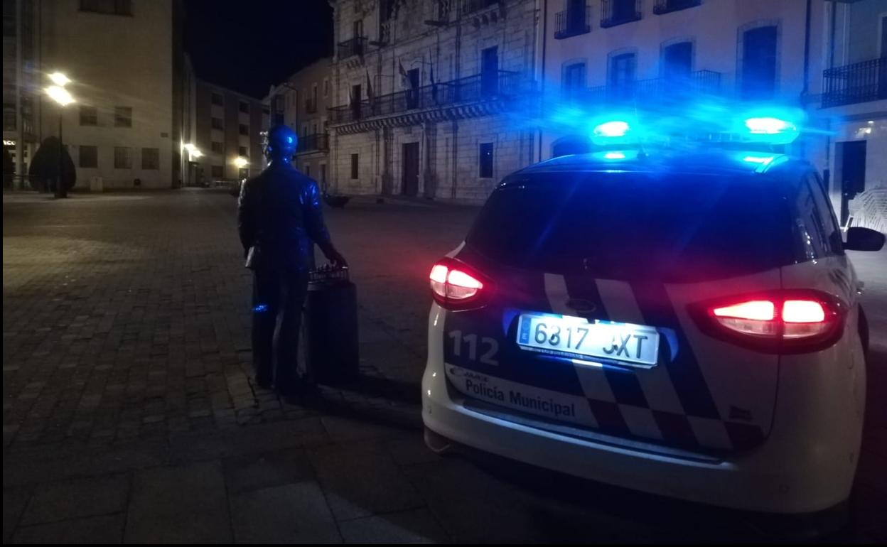 Coche patrulla de la Policía Municipal en la plaza del Ayuntamiento de Ponferrada.