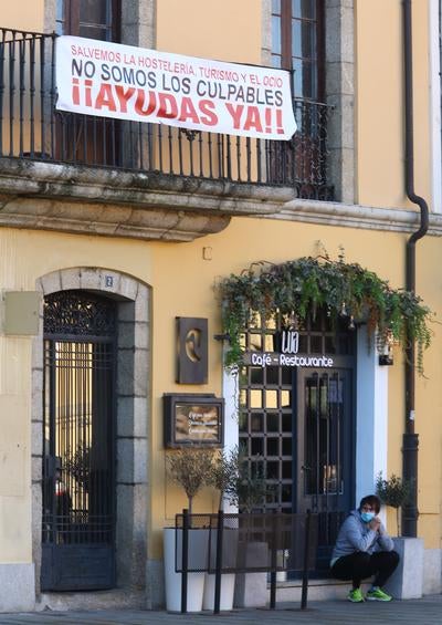 Más de 200 personas secundan en la plaza del Ayuntamiento de Ponferrada la protesta para reclamar que las ayudas al sector se pongan en marcha / Anuncian que se constituirán en asociación y temen nuevos cierres más allá del puente de la Constitución / El alcalde, Olegario Ramón, reclama a las administraciones superiores que «instrumentalicen una serie de ayudas efectivas que lleguen de manera rápida»