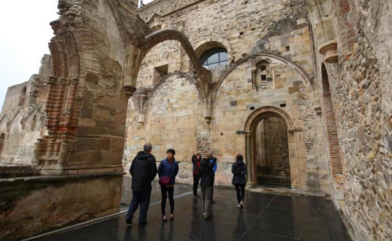 Turistas visitando el Monasterio de Carracedo en Carracedo.