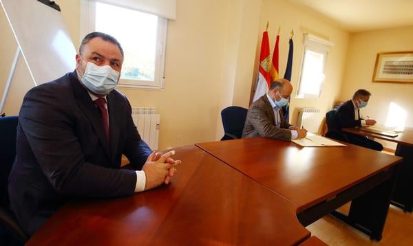 El presidente de la Diputación de León, Eduardo Morán (I) junto al presidente de la Confederación Hidrográfica Miño-Sil (CHMS), José Antonio Quiroga (C), y el presidente de Asprona Bierzo, Valentín Barrio (D), durante la firma del convenio.