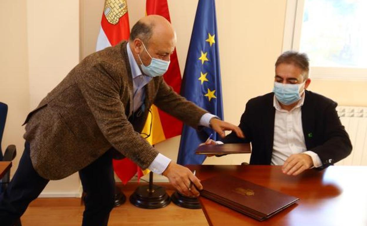 El presidente de la CHMS, José Antonio Quiroga (I), junto al presidente de Asprona Bierzo, Valentín Barrio (D), durante la firma del convenio.