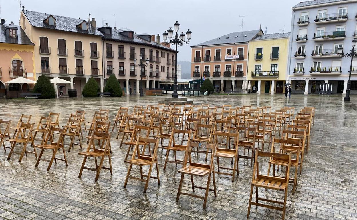 Sillas vacías en Ponferrada para recordar a las víctimas de violencia de género.