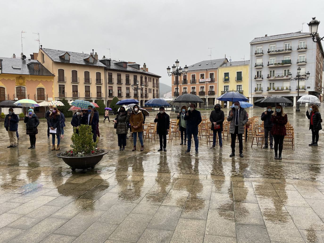 Fotos: El Bierzo, un minuto de silencio contra la violencia de género