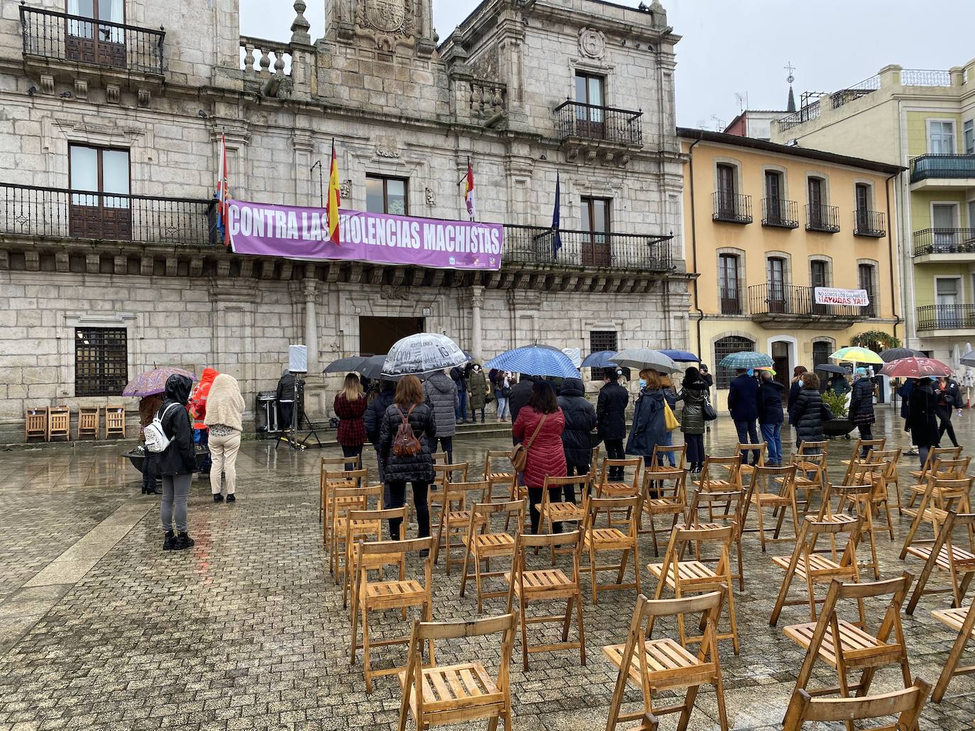 Fotos: El Bierzo, un minuto de silencio contra la violencia de género