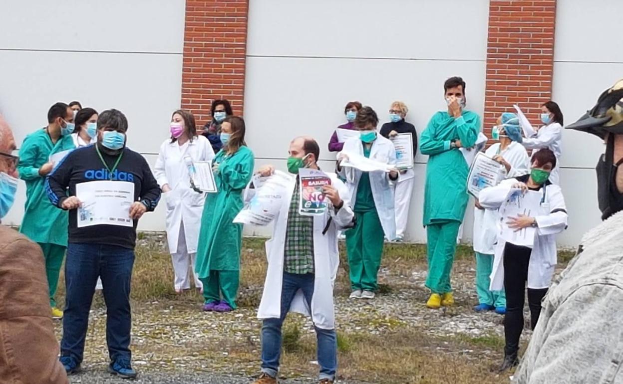 Concentración de sanitarios en el Hospital del Bierzo.