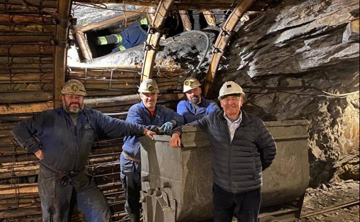 Manuel Lamelas Viloria (1D) junto a los responsables de las obras de acondicionamiento de la Mina del Oro.