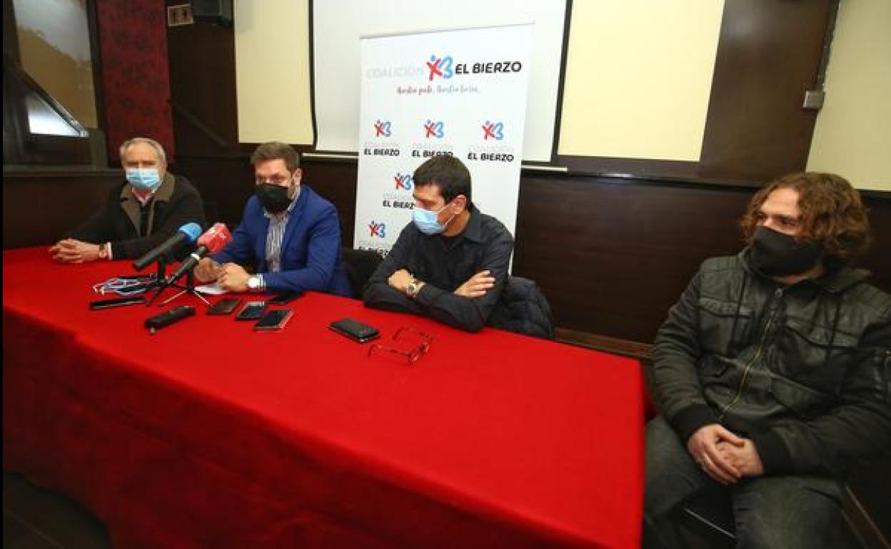 El secretario general de Coalición por el Bierzo, Iván Alonso (2I), junto a varios representantes del partido, durante su comparecencia.