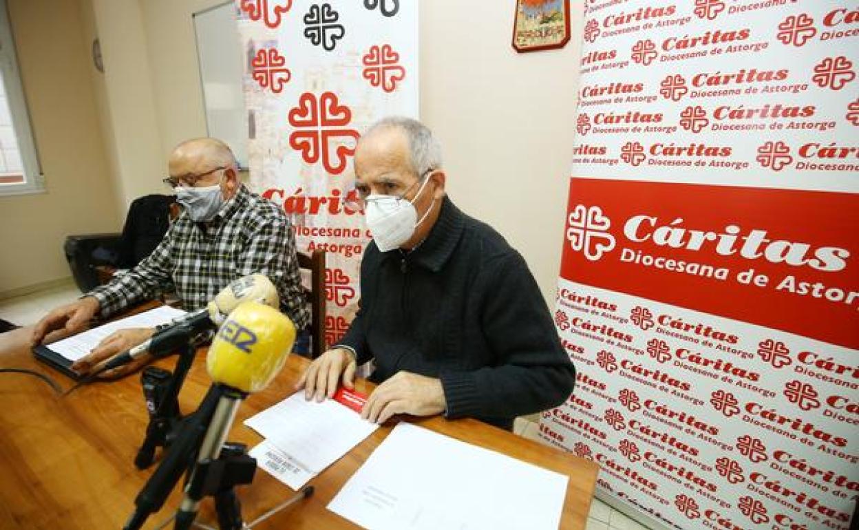 El director de Cáritas de Ponferrada, José Antonio Prada (I), y el delegado episcopal de Acción Caritativa y Social, Francisco Turrado (D), durante la presentación de la 58 Campaña de Navidad.