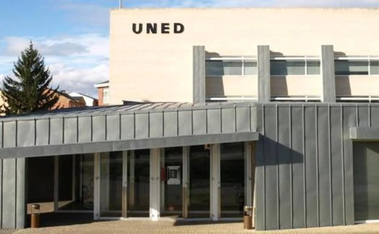 Imagen del edificio de la Uned en Ponferrada.