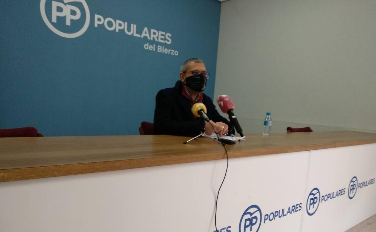 El portavoz municipal del PP en el Ayuntamiento de Cacabelos, Adolfo Canedo, durante su comparecencia en Ponferrada. 