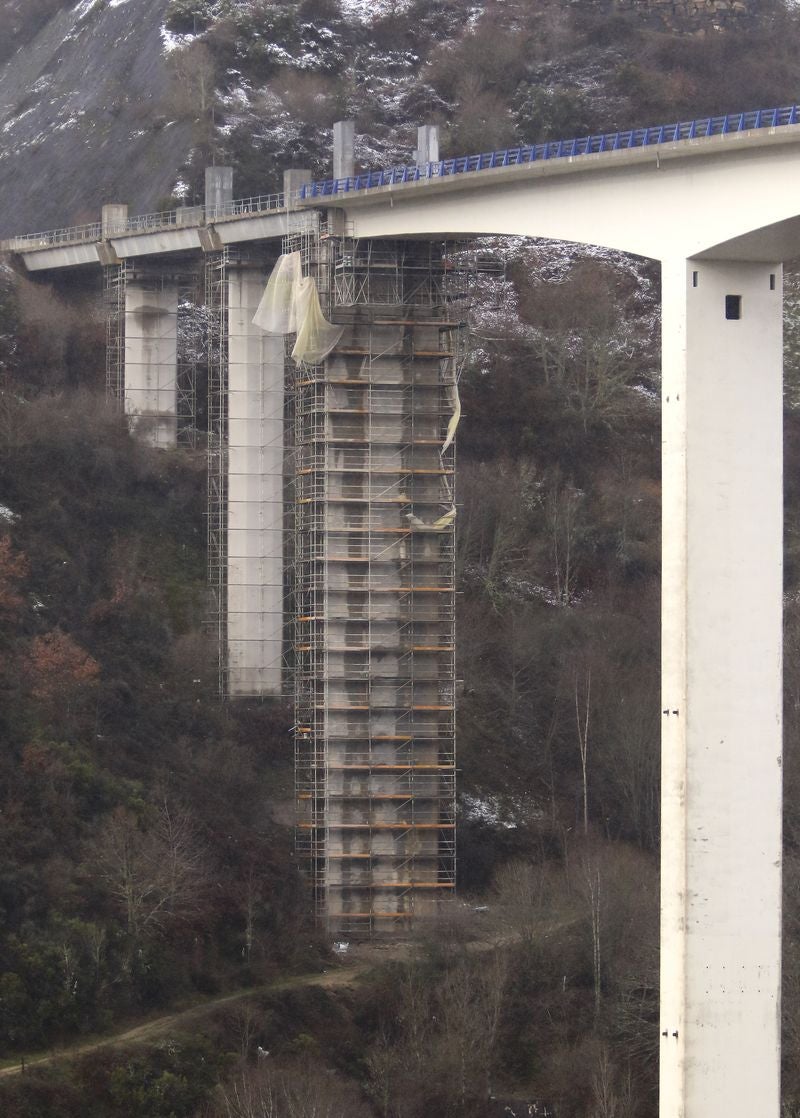 Desde mediados de mes permanecen cortados al tráfico más de seis kilómetros de la A-6 en sentido Madrid a la altura del municipio berciano de Vega de Valcarce. El corte se debe a las obras de conservación en los viaductos de Ruitelán y As Lamas. 