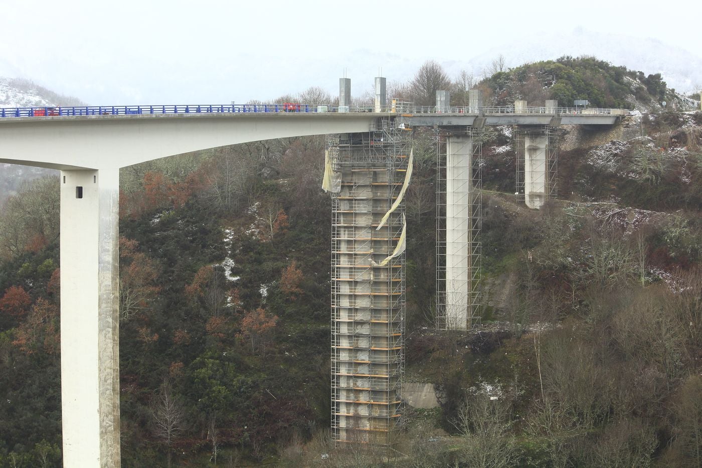 Desde mediados de mes permanecen cortados al tráfico más de seis kilómetros de la A-6 en sentido Madrid a la altura del municipio berciano de Vega de Valcarce. El corte se debe a las obras de conservación en los viaductos de Ruitelán y As Lamas. 