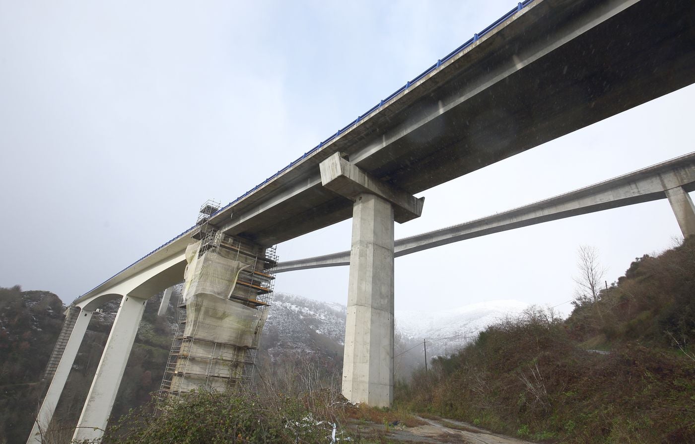 Desde mediados de mes permanecen cortados al tráfico más de seis kilómetros de la A-6 en sentido Madrid a la altura del municipio berciano de Vega de Valcarce. El corte se debe a las obras de conservación en los viaductos de Ruitelán y As Lamas. 