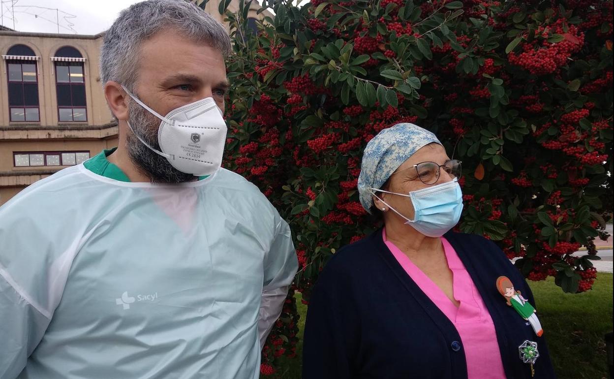 El jefe coordinador de Enfermería de Atención Primaria del área de salud del Bierzo, Alberto Pérez Morán, junto a la primera sanitaria berciana vacunada.