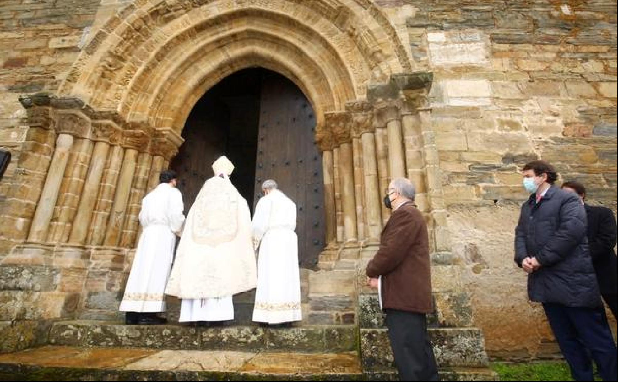 El presidente de la Junta (D), en la apertura de la Puerta del Perdón de Villafranca del Bierzo.