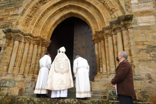 El presidente de la Junta de Castilla y León, Alfonso Fernández Mañueco, asiste a la apertura solemne de la Puerta del Perdón de la Iglesia de Santiago de Villafranca del Bierzo (León), con motivo del Año Santo Jacobeo
