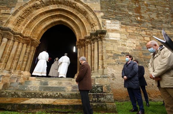 El presidente de la Junta de Castilla y León, Alfonso Fernández Mañueco, asiste a la apertura solemne de la Puerta del Perdón de la Iglesia de Santiago de Villafranca del Bierzo (León), con motivo del Año Santo Jacobeo