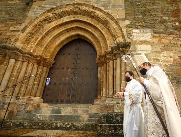 El presidente de la Junta de Castilla y León, Alfonso Fernández Mañueco, asiste a la apertura solemne de la Puerta del Perdón de la Iglesia de Santiago de Villafranca del Bierzo (León), con motivo del Año Santo Jacobeo