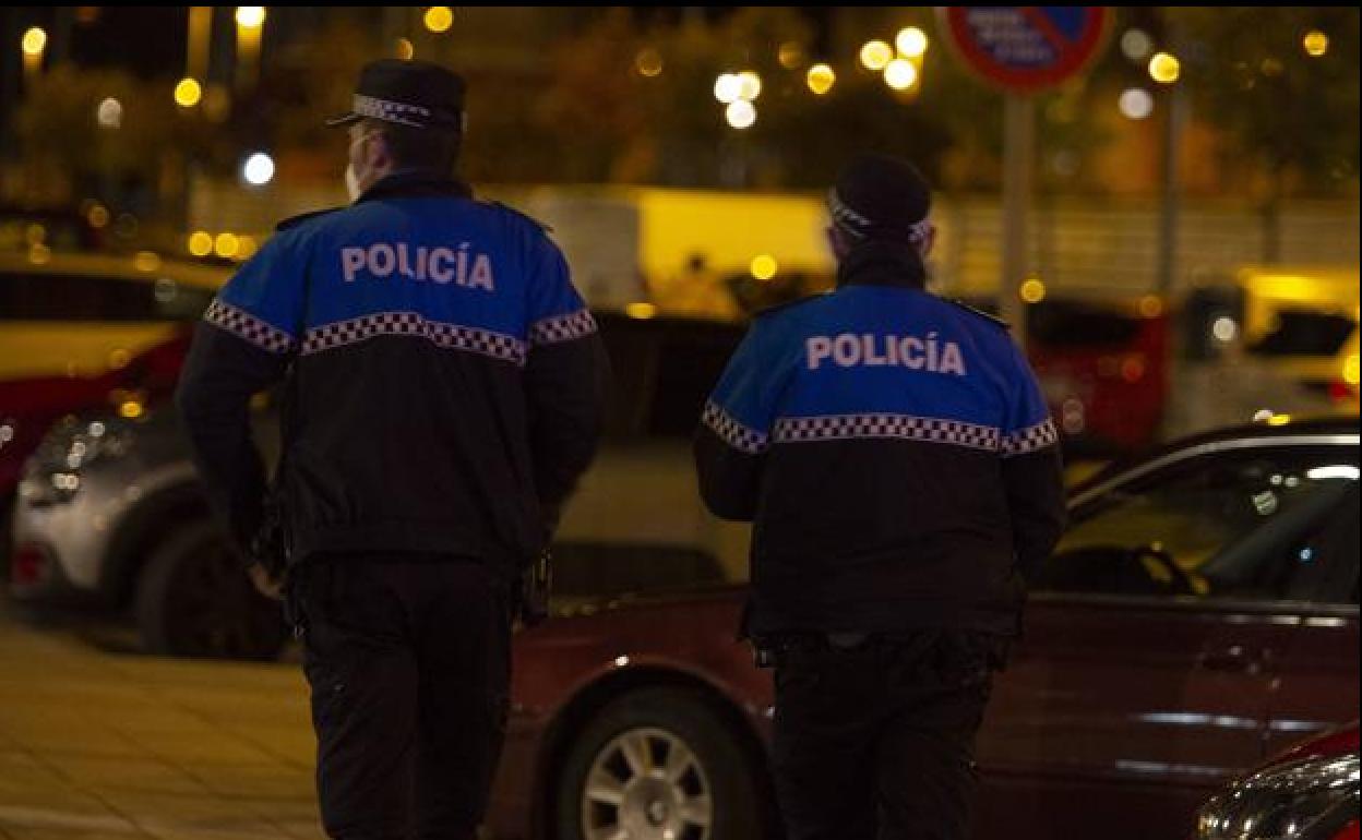 Policía Local de Ponferrada durante el toque de queda.