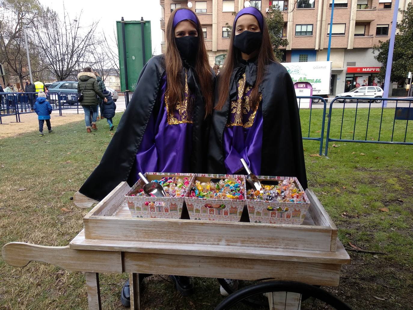 Sus Majestades de Oriente reciben este martes a los más pequeños en la cabalgata estática organizada por el Ayuntamiento debido a la pandemia que tiene como escenario el parque del Temple donde los niños y niñas les trasladarán sus deseos para hacerlos realidad