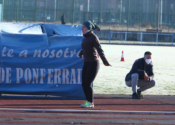 El Ayuntamiento de Ponferrada inició este miércoles las pruebas para la selección de nueve policías municipales. «Seguimos dando un paso más para esta estabilización de plantilla de la Policía Municipal», destacó el concejal de Personal, Seguridad Ciudadana y Movilidad, José Antonio Cartón. El estadio Colomán Trabado ha sido el escenario elegido para el inicio de los exámenes en los que participan 450 aspirantes que optan a las 9 plazas, 7 de libre acceso y dos de movilidad