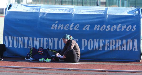 El Ayuntamiento de Ponferrada inició este miércoles las pruebas para la selección de nueve policías municipales. «Seguimos dando un paso más para esta estabilización de plantilla de la Policía Municipal», destacó el concejal de Personal, Seguridad Ciudadana y Movilidad, José Antonio Cartón. El estadio Colomán Trabado ha sido el escenario elegido para el inicio de los exámenes en los que participan 450 aspirantes que optan a las 9 plazas, 7 de libre acceso y dos de movilidad