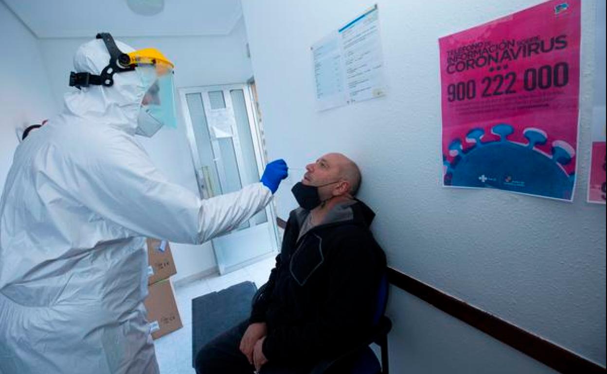 La Gerencia de Asistencia Sanitaria del Bierzo desarrolla test masivos de antígenos a los vecinos de Sorbeda, Argayo, Anllares y Anllarinos, pertenecientes al Ayuntamiento de Páramo del Sil.