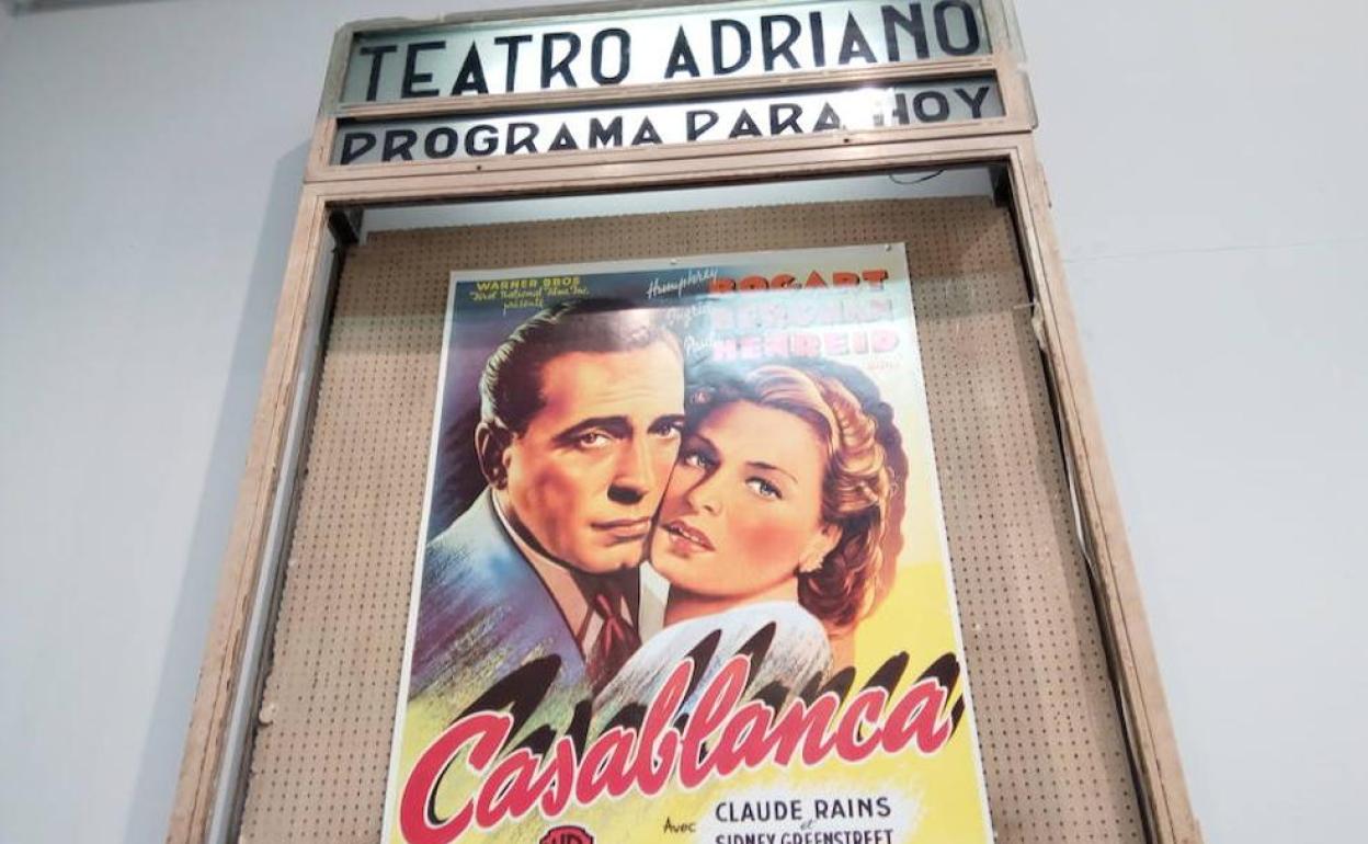 Imagen de la programación del Cine Adriano recogido en una exposición.