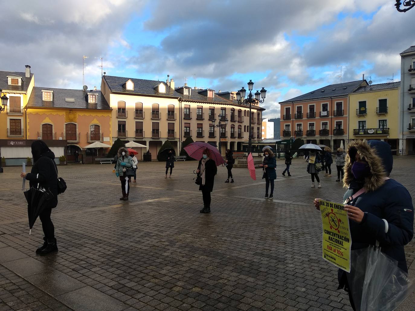 Cerca de medio centenar de profesionales del sector de la peluquería y estética de la comarca del Bierzo se concentraron este miércoles en la plaza del Ayuntamiento de Ponferrada para exigir al Gobierno la aplicación del IVA reducido pasando del 21 por ciento actual a un 10 por ciento. Se trata de «una lucha para que nos devuelvan el IVA justo que nos corresponde como sector esencial», señaló la portavoz del colectivo durante la lectura del manifiesto reivindicativo. De esta forma, los profesionales bercianos se unen al llamamiento nacional de protesta que tiene lugar este miércoles día 20 de enero de 2020 en más de 77 ciudades de España.