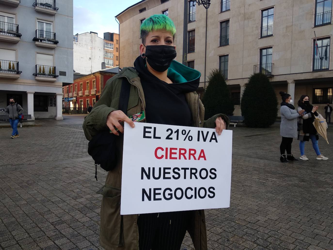 Cerca de medio centenar de profesionales del sector de la peluquería y estética de la comarca del Bierzo se concentraron este miércoles en la plaza del Ayuntamiento de Ponferrada para exigir al Gobierno la aplicación del IVA reducido pasando del 21 por ciento actual a un 10 por ciento. Se trata de «una lucha para que nos devuelvan el IVA justo que nos corresponde como sector esencial», señaló la portavoz del colectivo durante la lectura del manifiesto reivindicativo. De esta forma, los profesionales bercianos se unen al llamamiento nacional de protesta que tiene lugar este miércoles día 20 de enero de 2020 en más de 77 ciudades de España.