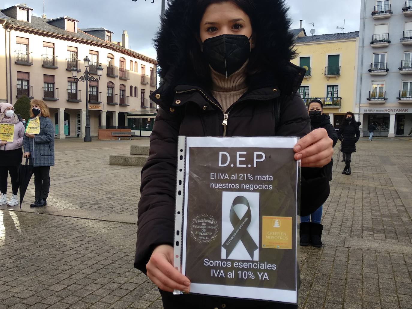 Cerca de medio centenar de profesionales del sector de la peluquería y estética de la comarca del Bierzo se concentraron este miércoles en la plaza del Ayuntamiento de Ponferrada para exigir al Gobierno la aplicación del IVA reducido pasando del 21 por ciento actual a un 10 por ciento. Se trata de «una lucha para que nos devuelvan el IVA justo que nos corresponde como sector esencial», señaló la portavoz del colectivo durante la lectura del manifiesto reivindicativo. De esta forma, los profesionales bercianos se unen al llamamiento nacional de protesta que tiene lugar este miércoles día 20 de enero de 2020 en más de 77 ciudades de España.