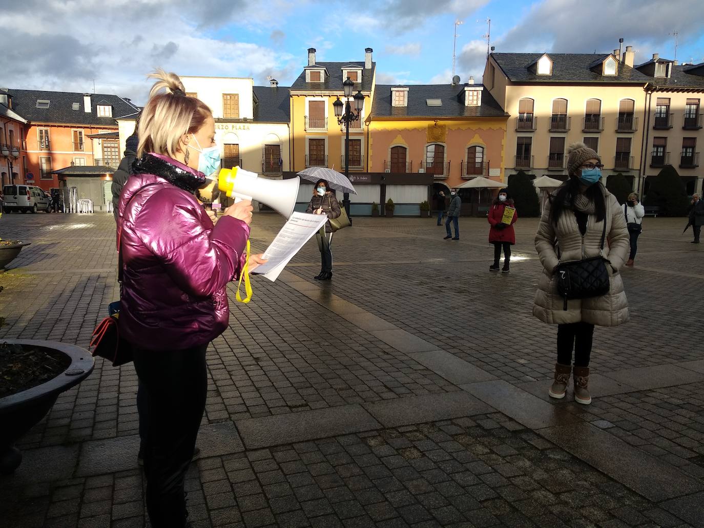 Cerca de medio centenar de profesionales del sector de la peluquería y estética de la comarca del Bierzo se concentraron este miércoles en la plaza del Ayuntamiento de Ponferrada para exigir al Gobierno la aplicación del IVA reducido pasando del 21 por ciento actual a un 10 por ciento. Se trata de «una lucha para que nos devuelvan el IVA justo que nos corresponde como sector esencial», señaló la portavoz del colectivo durante la lectura del manifiesto reivindicativo. De esta forma, los profesionales bercianos se unen al llamamiento nacional de protesta que tiene lugar este miércoles día 20 de enero de 2020 en más de 77 ciudades de España.