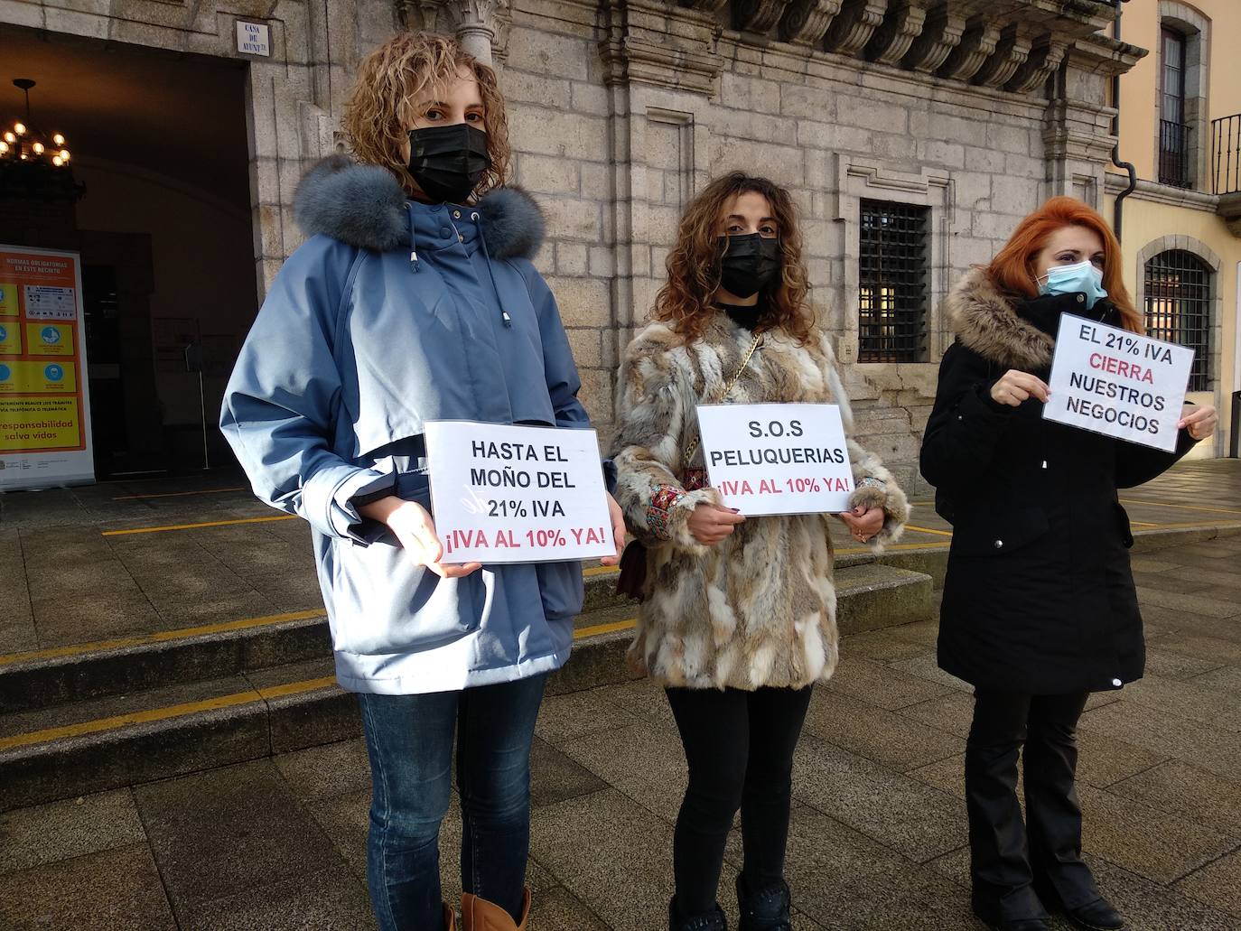 Cerca de medio centenar de profesionales del sector de la peluquería y estética de la comarca del Bierzo se concentraron este miércoles en la plaza del Ayuntamiento de Ponferrada para exigir al Gobierno la aplicación del IVA reducido pasando del 21 por ciento actual a un 10 por ciento. Se trata de «una lucha para que nos devuelvan el IVA justo que nos corresponde como sector esencial», señaló la portavoz del colectivo durante la lectura del manifiesto reivindicativo. De esta forma, los profesionales bercianos se unen al llamamiento nacional de protesta que tiene lugar este miércoles día 20 de enero de 2020 en más de 77 ciudades de España.