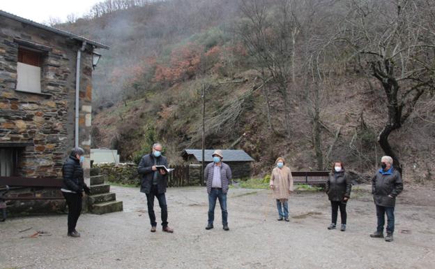 El alcalde de Ponferrada (2D) junto a vecinos de Bouzas.